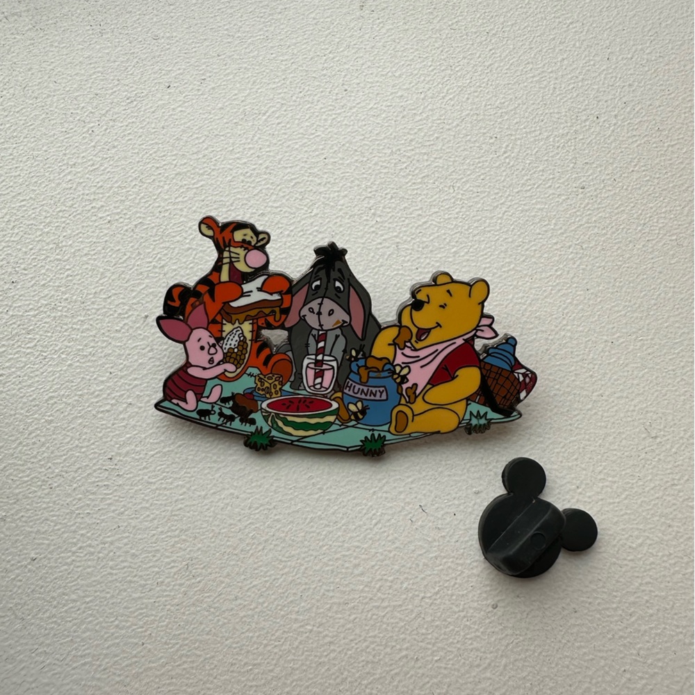 Winnie the Pooh and friends picnic 2005 Disney pin